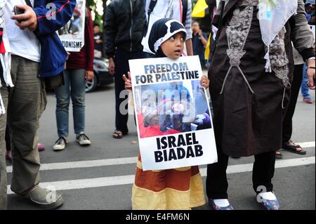 Jakarta, Indonésie. 10 juillet, 2014. Un manifestant est titulaire d'un placard pendant un rassemblement à Jakarta, Indonésie, le 10 juillet 2014. L'Indonésie a condamné l'agression militaire israélienne en cours dans la bande de Gaza, en disant de telles conditions peut ruiner une attaque envers la création de la paix entre la Palestine et Israël. Credit : Zulkarnain/Xinhua/Alamy Live News Banque D'Images