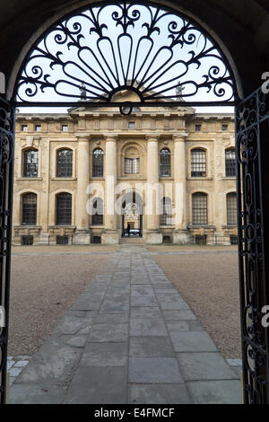UK, Oxford, vue à travers l'un des arcs de la Bodleian Library vers le Clarendon Building. Banque D'Images