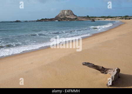 Une plage avec une vue sur l'Océan Indien à partir de la parc national de Yala au Sri Lanka Banque D'Images