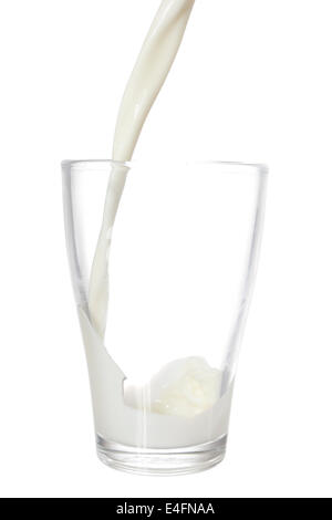 Remplir le verre de lait isolé sur fond blanc Banque D'Images