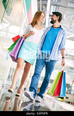 Portrait of young couple shopping dans le centre commercial Banque D'Images