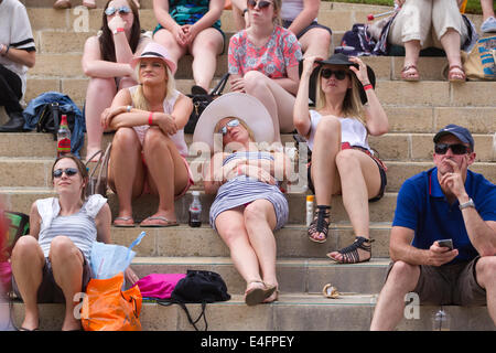 Spectateurs sur Henman Hill à Wimbledon Lawn Tennis Championships au All England Lawn Tennis et croquet Club Banque D'Images