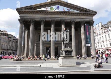 Royal Exchange Square / Queen Street, Glasgow, Écosse, Royaume-Uni, 10 juillet, 2014. Glasswegians, employés de bureau et visiteurs de la ville en profitant du temps sec, chaud et variable ensoleillé à l'extérieur de la Galerie d'art moderne Banque D'Images