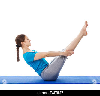 Yoga - jeune belle femme professeur de yoga faisant voile intégral (Paripurna navasana posent asana) exercice isolated on white Banque D'Images