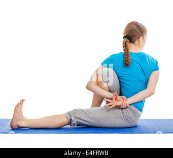 Yoga - belle jeune femme svelte professeur de yoga faisant l'Sage Twist C poser (Marichyasana C) exercice d'asanas isola Banque D'Images