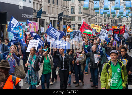 Londres, Royaume-Uni. 10 juillet, 2014. Des milliers d'enseignants en grève, les travailleurs et les pompiers mars à Londres pour protester contre les coupures et les conditions de travail. Crédit : Paul Davey/Alamy Live News Banque D'Images