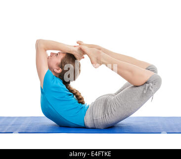 Yoga - belle jeune femme svelte professeur de yoga faisant poser Bow (en équilibre sur l'abdomen en forme de proue) (rocking dhanur Banque D'Images