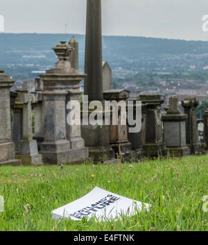 L'avenir de l'Ecosse un manuel publié par le gouvernement écossais d'indépendance vu jeter dans la nécropole de Glasgow. Banque D'Images