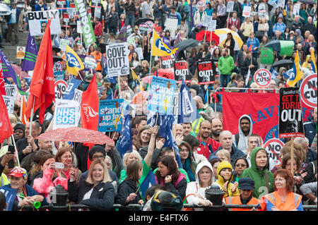 Trafalgar Square, Londres, Royaume-Uni. 10 juillet 2014. Des milliers de travailleurs du secteur public mars de Regent's Street à Trafalgar Square pour prendre part à une grève nationale. Il est prévu que jusqu'à un million de travailleurs du secteur public à travers le Royaume-Uni fera preuve de plus de gel salarial, la baisse du niveau de vie et les pensions. Sur la photo : des milliers de travailleurs du secteur public se rassemblent à Trafalgar Square. Credit : Lee Thomas/Alamy Live News Banque D'Images
