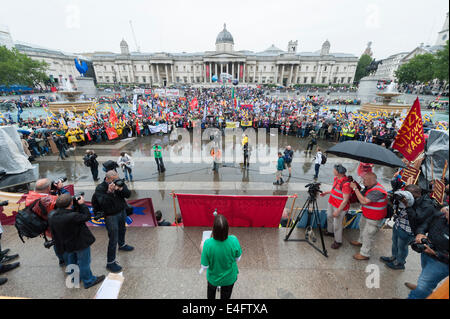 Trafalgar Square, Londres, Royaume-Uni. 10 juillet 2014. Des milliers de travailleurs du secteur public mars de Regent's Street à Trafalgar Square pour prendre part à une grève nationale. Il est prévu que jusqu'à un million de travailleurs du secteur public à travers le Royaume-Uni fera preuve de plus de gel salarial, la baisse du niveau de vie et les pensions. Sur la photo : des milliers de travailleurs du secteur public se rassemblent à Trafalgar Square. Credit : Lee Thomas/Alamy Live News Banque D'Images