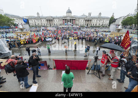 Londres, Royaume-Uni. 10 juillet, 2014. Trafalgar Square, Londres, Royaume-Uni. 10 juillet 2014. Des milliers de travailleurs du secteur public mars de Regent's Street à Trafalgar Square pour prendre part à une grève nationale. Il est prévu que jusqu'à un million de travailleurs du secteur public à travers le Royaume-Uni fera preuve de plus de gel salarial, la baisse du niveau de vie et les pensions. Sur la photo : des milliers de travailleurs du secteur public se rassemblent à Trafalgar Square. © Lee Thomas/ZUMA/Alamy Fil Live News Banque D'Images