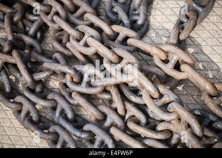 Ensemble de chaînes naval rusty pose sur les pier Banque D'Images