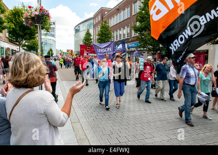 Exeter, Devon, UK. 10 juillet 2014. Les syndicats en grève sont applaudies par les membres du public et les travailleurs du secteur public au cours de la journée d'action nationale au centre-ville d'Exeter Le 10 juillet 2014 à Exeter, Devon, UK Crédit : Clive Chilvers/Alamy Live News Banque D'Images