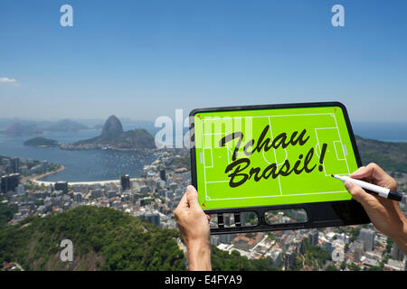 Le Brésil au revoir tchau message écrit sur les tactiques de football à Rio de Janeiro donnent sur les toits Banque D'Images