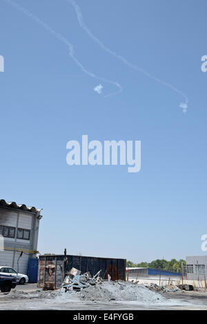 Sderot, Israël. 10 juillet, 2014. Une paire de missiles de protection Iron Dome et chasser pour intercepter les deux fils des roquettes tirées de la bande de Gaza contre des civils israéliens dans le sud de la ville de Sderot. L'interception a lieu au-dessus d'une peinture de Sderot usine directement touché et détruit seulement une semaine auparavant. Credit : Alon Nir/Alamy Live News Banque D'Images