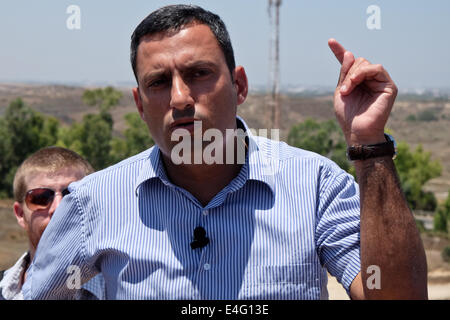 Sderot, Israël. 10 juillet, 2014. ALON DAVIDI, maire de la ville israélienne de Sderot, dans le sud, des mémoires les journalistes sur une colline donnant sur le nord de la bande de Gaza. Depuis qu'Israël a lancé l'opération bord de protection, maintenant dans sa troisième journée, plus de 360 roquettes ont été tirées contre Israël et Tsahal a aidé quelque 780 biens des terroristes dans la bande de Gaza. Credit : Alon Nir/Alamy Live News Banque D'Images