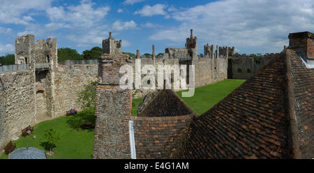 Château de Domfront, Suffolk, Angleterre, Royaume-Uni. Juillet 2014 Vue panoramique depuis la passerelle sur le rideau murs du château. Wikipedia info : Banque D'Images