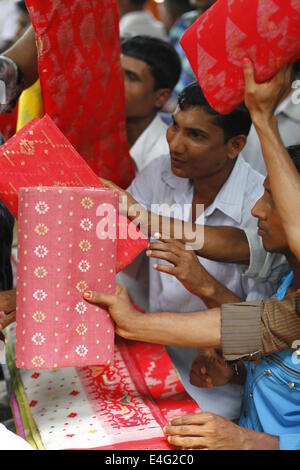 Dhaka, Bangladesh. 10 juillet, 2014. L'ensemble de l'Jamdani Sharee vente marché. Un vêtement traditionnel est la sharee porté par les femmes dans le sous-continent indien. C'est une longue bande de tissu décousu, allant de 5 à 9 mètres de longueur, ce qui peut se trouver dans différents style. Le modèle le plus commun est pour le sari pour être enroulé autour de la taille, avec une extrémité puis drapé sur l'épaule. La Sharee dispose de la plus ancienne existence dans le monde. Il est plus de 5 000 ans ! © zakir Hossain Chowdhury zakir/Alamy Live News Banque D'Images