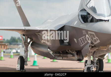 RAF Fairford, Gloucestershire, Royaume-Uni. 9 juillet 2014. Lockheed Martin F35 Lightning cinquième génération d'avions furtifs maquette pleine grandeur sur l'affichage à la presse avant l'ouverture de RIAT le vendredi 11 juillet. Credit : Malcolm Park editorial/Alamy Live News Banque D'Images