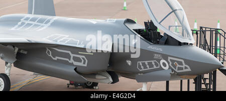 RAF Fairford, Gloucestershire, Royaume-Uni. 9 juillet 2014. Lockheed Martin F35 Lightning cinquième génération d'avions furtifs maquette pleine grandeur sur l'affichage à la presse avant l'ouverture de RIAT le vendredi 11 juillet. Credit : Malcolm Park editorial/Alamy Live News Banque D'Images