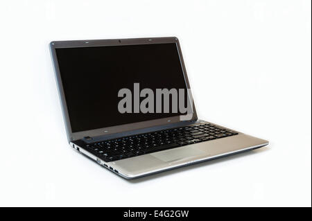 Ordinateur portable gris isolé sur fond blanc, écran noir Banque D'Images