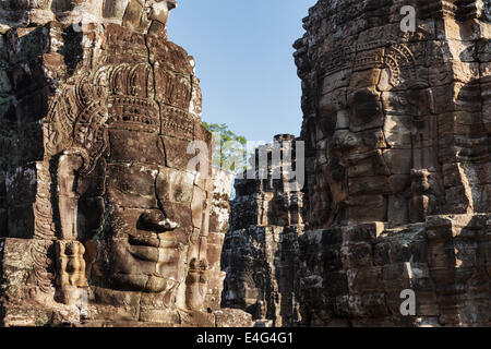 Visages de pierre antique temple Bayon, Angkor, Cambodge Banque D'Images