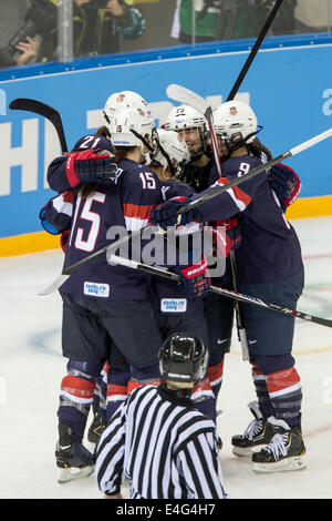 L'équipe américaine célèbre après avoir marqué au cours de match vs fin aux Jeux Olympiques d'hiver de Sotchi en 2014, Banque D'Images