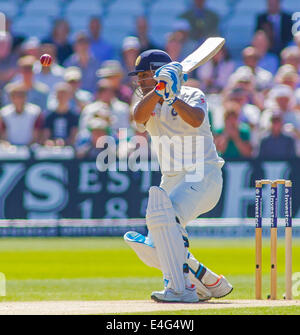 Nottingham, Royaume-Uni. 10 juillet, 2014. Mahendra Singh dhoni de l'Inde durant deux jours au bâton du premier test match entre l'Angleterre v l'Inde à Trent Bridge la masse, le 10 juillet 2014 à Nottingham, Angleterre. Credit : Mitchell Gunn/ESPA/Alamy Live News Banque D'Images