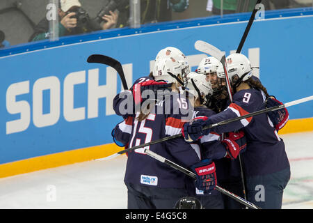 L'équipe américaine célèbre après avoir marqué au cours de match vs fin aux Jeux Olympiques d'hiver de Sotchi en 2014, Banque D'Images