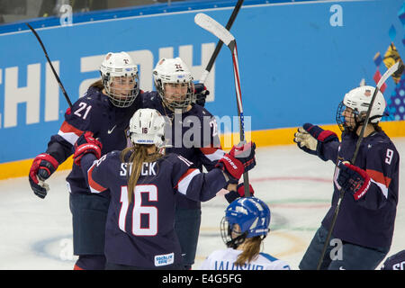 Hilary Knight (USA) célèbre avec Alex Carpenter(USA) après avoir marqué au cours de match vs fin aux Jeux Olympiques d'hiver, Banque D'Images