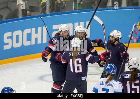 Hilary Knight (USA) célèbre avec Alex Carpenter(USA) après avoir marqué au cours de match vs fin aux Jeux Olympiques d'hiver, Banque D'Images