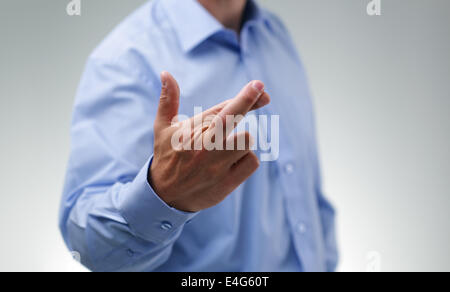 Businessman with fingers crossed Banque D'Images