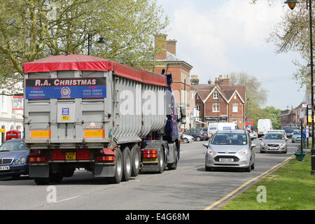 Un gros camion et voitures voyage à travers la ville de Kent rural Tenterden, Angleterre - des voitures en stationnement sur la gauche Banque D'Images