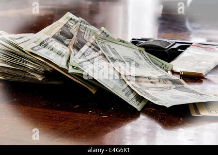 Pile de l'argent sur une table lors d'une transaction de drogue illégale. Banque D'Images