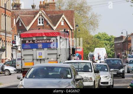 Les véhicules circulant à travers Tenterden High street, dans le Kent, Angleterre, un jour ensoleillé Banque D'Images