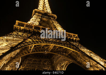 Tour Eiffel la nuit, Paris, France Banque D'Images