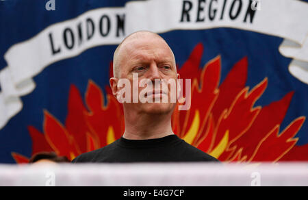 Matt Rack, Secrétaire général de l'Union européenne de lutte contre l'incendie, s'exprimant lors d'une manifestation à Londres le 10 juillet, 2014. Banque D'Images