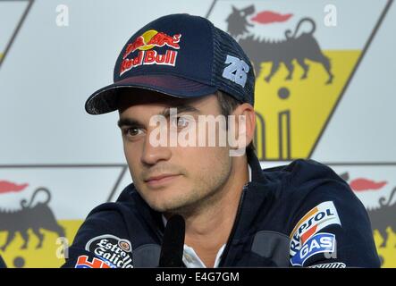 Hohenstein-Ernstthal, Allemagne. 10 juillet, 2014. Honda Moto GP rider espagnol Dani Pedrosa prend la parole lors d'une conférence de presse au Sachsenring circuit de course à Hohenstein-Ernstthal, Allemagne, 10 juillet 2014. Le Grand Prix d'Allemagne des catégories Moto3 et Moto2 ainsi que Moto GP aura lieu au Sachsenring sur le week-end prochain. Photo : HENDRIK SCHMIDT/dpa/Alamy Live News Banque D'Images