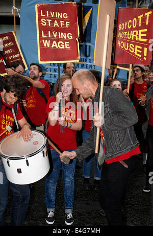 Ritzy Cinema Membres de démontrer pour tous les membres du personnel à gagner au moins le salaire de subsistance de Londres à Londres. 10.07.2014. Banque D'Images