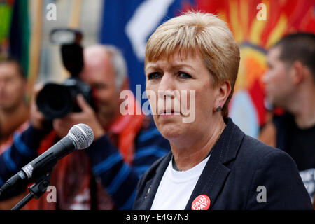 Fiona Farmer d'unir l'Union européenne s'exprimant lors d'un rassemblement contre les coupures à Londres le 10.07.2014 Banque D'Images