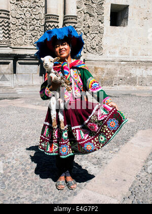 Jeune fille en vêtements traditionnels - Arequipa, Pérou Banque D'Images