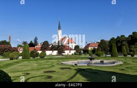 Vienne, Autriche - 3 mai : l'église paroissiale catholique Maria Hietzing près de Schönbrunn, le 3 mai 2014 à Vienne. À la première Tur Banque D'Images