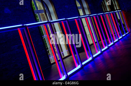 Herrenchiemsee, Allemagne. 10 juillet, 2014. L'installation 'untitled' par Dan Flavin est considéré à l'exposition 'Koenigsklasse II' (lit. king's class) de la Pinakothek der Moderne musée d'art à Herrenchiemsee Palace à Herrenchiemsee, Allemagne, 10 juillet 2014. L'exposition s'ouvre le 12 juillet et se poursuivra jusqu'au 28 septembre 2014. Photo : SVEN HOPPE/dpa/Alamy Live News Banque D'Images