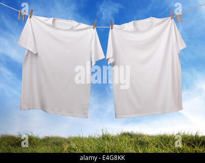 Blank white t-shirt hanging on clothesline Banque D'Images