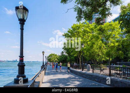 Les coureurs samedi matin sur l'Esplanade de Rockefeller Park, Battery Park City, Manhattan, New York City, NY, USA Banque D'Images