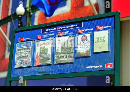 USA Illinois Chicago Wrigley Field. Variété de programmes et de guides pour la vente en face de l'entrée principale, 23 avril 2014. Banque D'Images