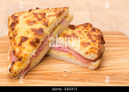 Un sandwich au jambon grillé et fromage ou panini - studio shot Banque D'Images