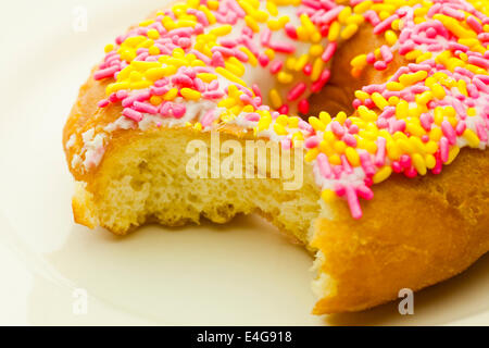 En-cas pris hors saupoudré donut Banque D'Images