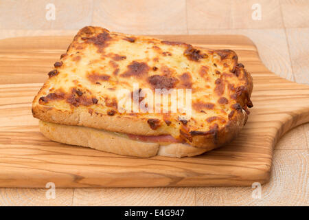 Un sandwich au jambon grillé et fromage ou panini - studio shot Banque D'Images