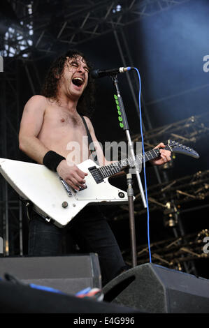 Jáchymov, République tchèque. 10 juillet, 2014. Le guitariste et chanteur du groupe australien Airbourne, Joel O'Keeffe, effectue au festival de musique Masters of Rock le 10 juillet 2014 à Jáchymov, République tchèque. Photo : CTK/Alamy Live News Banque D'Images